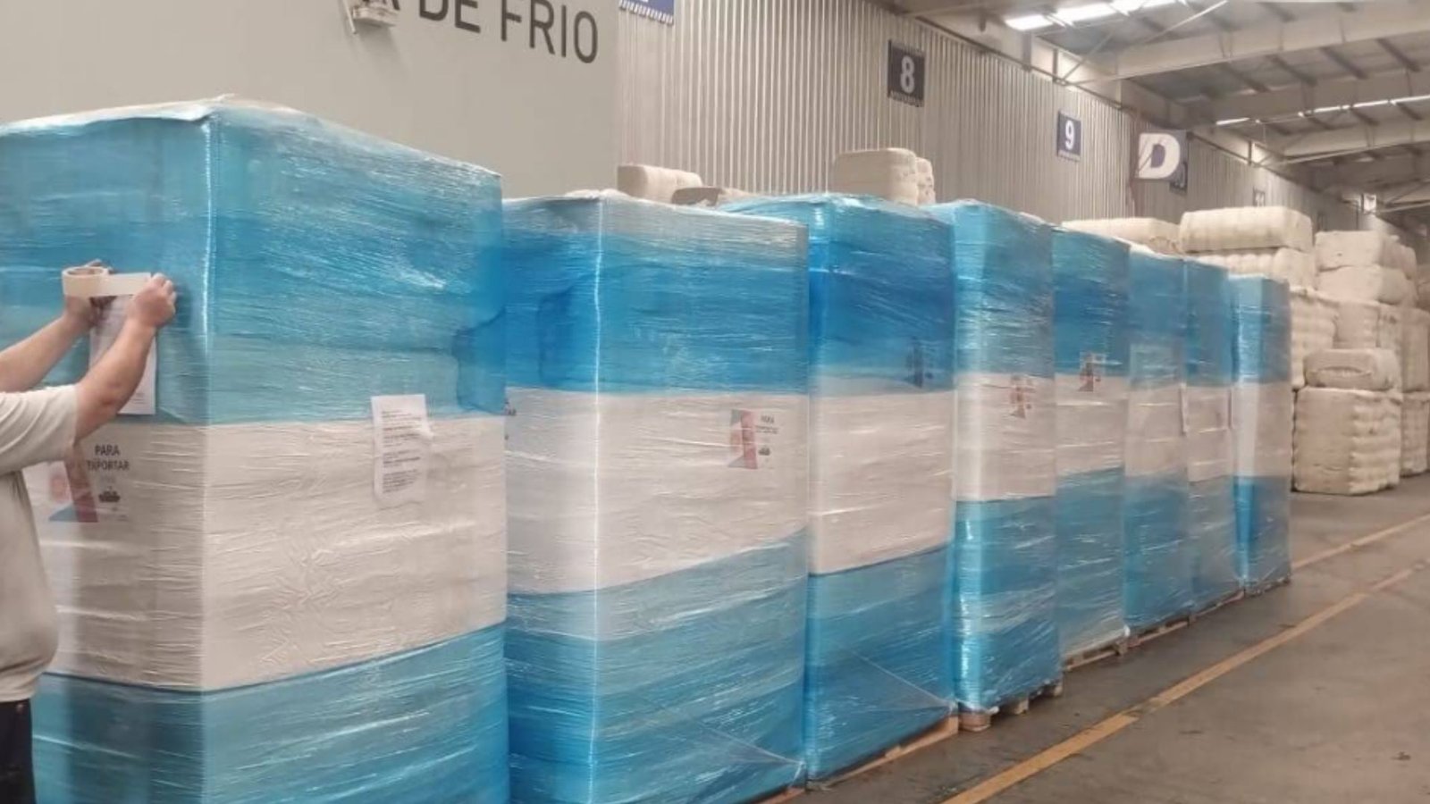 Palés de Yerba Mate Rojo preparados para exportar en el almacén de origen, en Argentina
