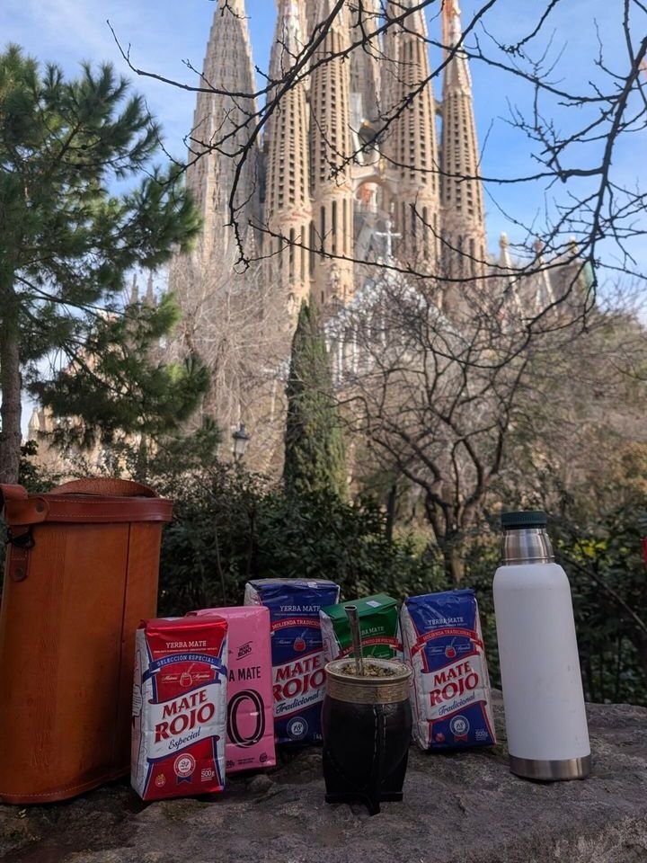 Paquetes de Yerba Mate Rojo delante de la Sagrada Família